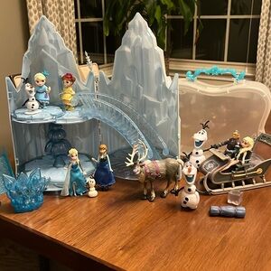 Frozen playset with 11 figures & sled ❄️